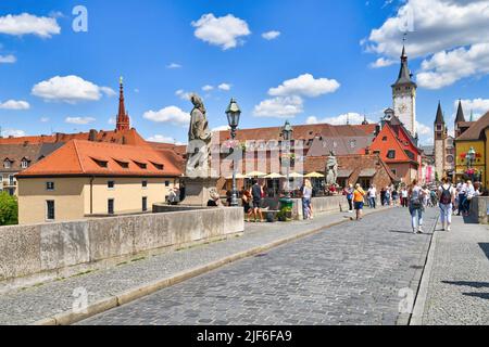 Würzburg, Allemagne - juin 2022 : ancien pont principal appelé Alte Mainbrücke, symbole de la ville et célèbre attraction touristique Banque D'Images