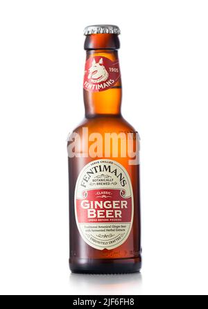 LONDRES, Royaume-Uni - 29 MAI 2022 : bière de gingembre botanique de Fentimans sur blanc. Banque D'Images