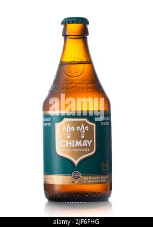 LONDRES, Royaume-Uni - 01 JUIN 2022 : bière blonde forte Chimay lager ALE sur blanc. Bière populaire de Belgique. Banque D'Images