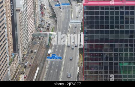 Une voiture transportant le président chinois Xi Jinping passe devant la route Connaught Central Flyover à Sheung WAN pour célébrer le 25th anniversaire de la remise de Hong Kong de la Grande-Bretagne à la Chine sur 1 juillet. 30JUN22 SCMP / Sam Tsang crédit: South China Morning Post/Alay Live News Banque D'Images