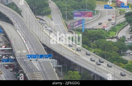 Une voiture transportant le président chinois Xi Jinping passe devant la route Connaught Central Flyover à Sheung WAN pour célébrer le 25th anniversaire de la remise de Hong Kong de la Grande-Bretagne à la Chine sur 1 juillet. 30JUN22 SCMP / Sam Tsang crédit: South China Morning Post/Alay Live News Banque D'Images