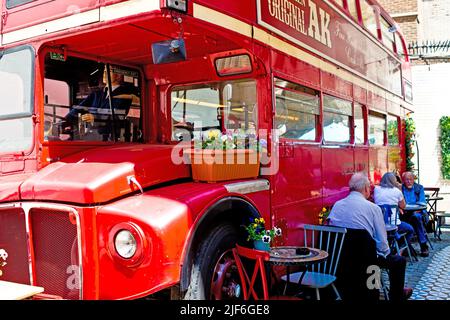 Routemaster bus dans le café en plein air de l'Old Bank Pub, Fleet Street, Londres, Angleterre Banque D'Images