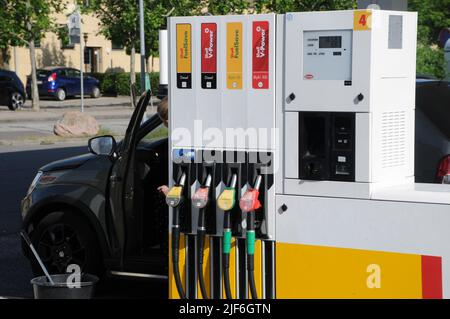 Kastrup/Copenhagen/Denmark/30 juin l2022/Station de recharge d'essence et de coquillages Shell avec carte des prix élevés de l'essence sur la station d'essence sheel dans la capitale danoise. (Photo..Francis Dean/Dean Pictures) Banque D'Images