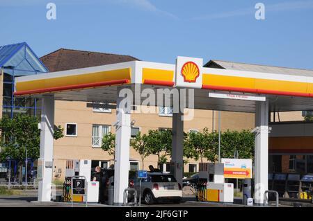 Kastrup/Copenhagen/Denmark/30 juin l2022/Station de recharge d'essence et de coquillages Shell avec carte des prix élevés de l'essence sur la station d'essence sheel dans la capitale danoise. (Photo..Francis Dean/Dean Pictures) Banque D'Images