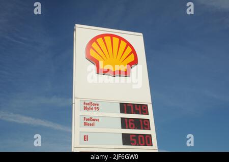 Kastrup/Copenhagen/Denmark/30 juin l2022/Station de recharge d'essence et de coquillages Shell avec carte des prix élevés de l'essence sur la station d'essence sheel dans la capitale danoise. (Photo..Francis Dean/Dean Pictures) Banque D'Images
