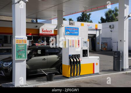 Kastrup/Copenhagen/Denmark/30 juin l2022/Station de recharge d'essence et de coquillages Shell avec carte des prix élevés de l'essence sur la station d'essence sheel dans la capitale danoise. (Photo..Francis Dean/Dean Pictures) Banque D'Images