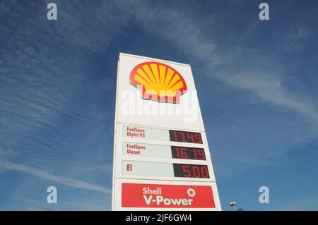 Kastrup/Copenhagen/Denmark/30 juin l2022/Station de recharge d'essence et de coquillages Shell avec carte des prix élevés de l'essence sur la station d'essence sheel dans la capitale danoise. (Photo..Francis Dean/Dean Pictures) Banque D'Images