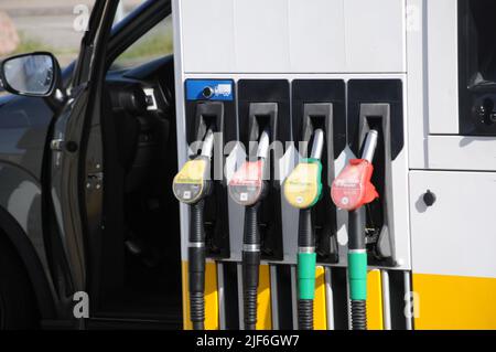 Kastrup/Copenhagen/Denmark/30 juin l2022/Station de recharge d'essence et de coquillages Shell avec carte des prix élevés de l'essence sur la station d'essence sheel dans la capitale danoise. (Photo..Francis Dean/Dean Pictures) Banque D'Images