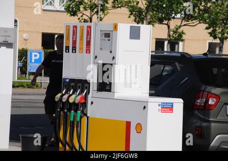 Kastrup/Copenhagen/Denmark/30 juin l2022/Station de recharge d'essence et de coquillages Shell avec carte des prix élevés de l'essence sur la station d'essence sheel dans la capitale danoise. (Photo..Francis Dean/Dean Pictures) Banque D'Images