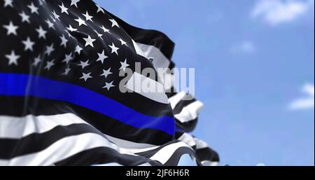 Le drapeau des États-Unis d'Amérique dans la variante Thin Blue Line qui agite dans le vent. L'indicateur « ligne bleue fine » est tout noir, portant un seul ho Banque D'Images