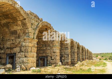 Arches du mur extérieur du stade construit au 2nd siècle après J.-C. à Perge, une ancienne ville grecque en Anatolie, aujourd'hui dans la province d'Antalya en Turquie. Banque D'Images