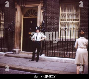 Un policier devant le numéro 10 Downing Street, Londres, domicile du Premier ministre britannique. c1968 photo de Tony Henshaw Archive Banque D'Images