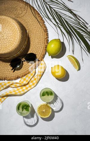 Vue de dessus encore la vie de l'été concept avec des boissons au citron sous la lumière du soleil Banque D'Images