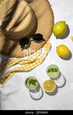 Vue de dessus encore la vie de l'été concept avec des boissons au citron sous la lumière du soleil Banque D'Images
