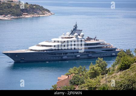 Le renard volant de luxe megayacht navigue dans le port de Gruz à Dubrovnik, en Croatie, sur 24 juin 2020. Flying Fox est le plus grand yacht au monde disponible à la location. Le coût de la location de sept jours est de 3,5 millions de dollars. Photo: Grgo Jelavic/PIXSELL Banque D'Images