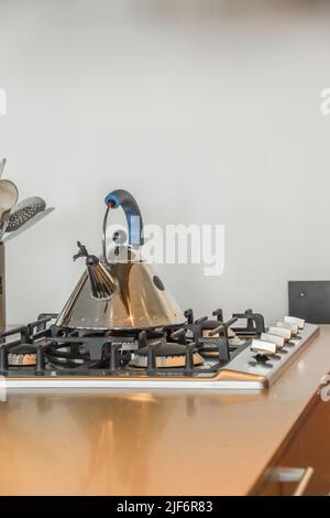 Cuisine spacieuse et lumineuse avec murs blancs et théière moderne Banque D'Images