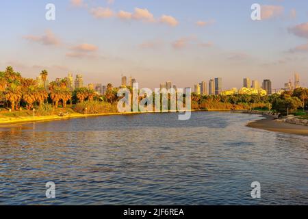 Tel-Aviv, Israël - 28 juin 2022 : vue au coucher du soleil sur l'estuaire du fleuve Yarkon et la ville, à tel-Aviv, Israël Banque D'Images