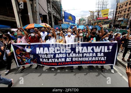 Philippines. 30th juin 2022. Plusieurs groupes de militants se sont rassemblés pour montrer leurs déceptions pour les prochains présidents philippins lors de leur protestation sur la Plaza Miranda, tandis que le fils du dictateur Ferdinand « Bong-Bong Marcos Jr. A prêté serment en tant que président des Philippines en 17th au Musée national des beaux-arts de Manille, à quelques kilomètres Des manifestants sur 30 juin 2022. (Photo de Gregorio B. Dantes Jr./Pacific Press) crédit: Pacific Press Media production Corp./Alay Live News Banque D'Images