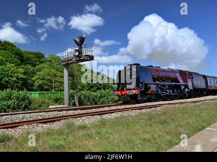 LMS Pacific No 6233 Duchesse de Sutherland passant Dawlish Warren avec le South Devon Explorer railtour le 28th mai 2022. Banque D'Images