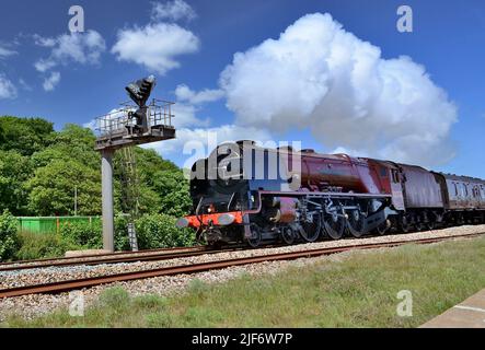 LMS Pacific No 6233 Duchesse de Sutherland passant Dawlish Warren avec le South Devon Explorer railtour le 28th mai 2022. Banque D'Images