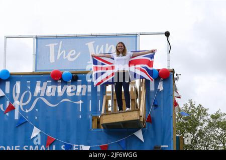 UTILISATION ÉDITORIALE SEULEMENT Vicky Holland, triathlète Team GB, lance officiellement le Jump at Haven's Thorpe Park Holiday Park, suite à un investissement de £11,8 millions dans une gamme d'installations intérieures et extérieures du complexe dans le Lincolnshire. Date de la photo: Jeudi 30 juin 2022. En plus du Jump, le site dévoile également son premier parcours d'escalade Aerial Adventure Max de deux étages, ainsi qu'une version miniature pour les plus petits enfants et une nouvelle version améliorée de Crazy Golf, avec des projets futurs pour le Marina Bar and Stage, un espace de divertissement ultramoderne. Le crédit photo devrait se lire: Nigel Rod Banque D'Images