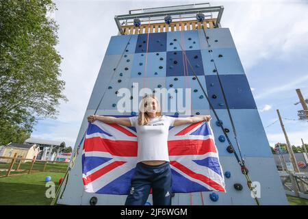 UTILISATION ÉDITORIALE SEULEMENT Vicky Holland, triathlète Team GB, lance officiellement le Jump at Haven's Thorpe Park Holiday Park, suite à un investissement de £11,8 millions dans une gamme d'installations intérieures et extérieures du complexe dans le Lincolnshire. Date de la photo: Jeudi 30 juin 2022. En plus du Jump, le site dévoile également son premier parcours d'escalade Aerial Adventure Max de deux étages, ainsi qu'une version miniature pour les plus petits enfants et une nouvelle version améliorée de Crazy Golf, avec des projets futurs pour le Marina Bar and Stage, un espace de divertissement ultramoderne. Le crédit photo devrait se lire: Nigel Rod Banque D'Images