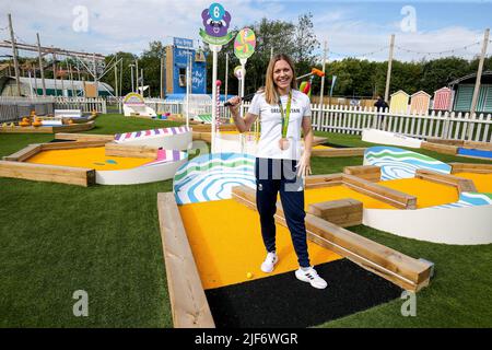 USAGE ÉDITORIAL EXCLUSIF Vicky Holland, triathlète Team GB, lance officiellement le nouveau Crazy Golf au parc de vacances de Haven's Thorpe Park, après un investissement de £11,8 millions dans une gamme d'installations intérieures et extérieures du complexe hôtelier du Lincolnshire. Date de la photo: Jeudi 30 juin 2022. En plus du Jump, le site dévoile également son premier parcours d'escalade Aerial Adventure Max de deux étages, ainsi qu'une version miniature pour les plus petits enfants et une nouvelle version améliorée de Crazy Golf, avec des projets futurs pour le Marina Bar and Stage, un espace de divertissement ultramoderne. Le crédit photo devrait être le suivant : Banque D'Images