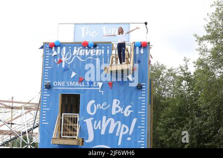 UTILISATION ÉDITORIALE SEULEMENT Vicky Holland, triathlète Team GB, lance officiellement le Jump at Haven's Thorpe Park Holiday Park, suite à un investissement de £11,8 millions dans une gamme d'installations intérieures et extérieures du complexe dans le Lincolnshire. Date de la photo: Jeudi 30 juin 2022. En plus du Jump, le site dévoile également son premier parcours d'escalade Aerial Adventure Max de deux étages, ainsi qu'une version miniature pour les plus petits enfants et une nouvelle version améliorée de Crazy Golf, avec des projets futurs pour le Marina Bar and Stage, un espace de divertissement ultramoderne. Le crédit photo devrait se lire: Nigel Rod Banque D'Images