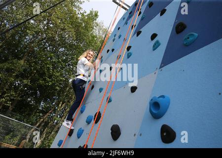 UTILISATION ÉDITORIALE SEULEMENT Vicky Holland, triathlète Team GB, lance officiellement le Jump at Haven's Thorpe Park Holiday Park, suite à un investissement de £11,8 millions dans une gamme d'installations intérieures et extérieures du complexe dans le Lincolnshire. Date de la photo: Jeudi 30 juin 2022. En plus du Jump, le site dévoile également son premier parcours d'escalade Aerial Adventure Max de deux étages, ainsi qu'une version miniature pour les plus petits enfants et une nouvelle version améliorée de Crazy Golf, avec des projets futurs pour le Marina Bar and Stage, un espace de divertissement ultramoderne. Le crédit photo devrait se lire: Nigel Rod Banque D'Images