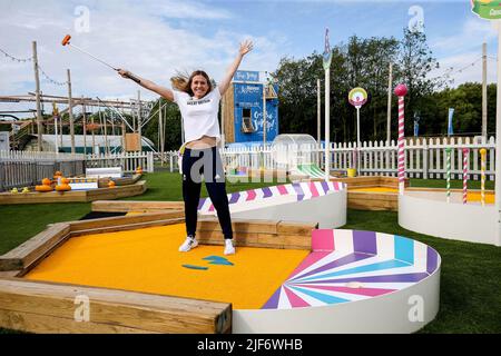 USAGE ÉDITORIAL EXCLUSIF Vicky Holland, triathlète Team GB, lance officiellement le nouveau Crazy Golf au parc de vacances de Haven's Thorpe Park, après un investissement de £11,8 millions dans une gamme d'installations intérieures et extérieures du complexe hôtelier du Lincolnshire. Date de la photo: Jeudi 30 juin 2022. En plus du Jump, le site dévoile également son premier parcours d'escalade Aerial Adventure Max de deux étages, ainsi qu'une version miniature pour les plus petits enfants et une nouvelle version améliorée de Crazy Golf, avec des projets futurs pour le Marina Bar and Stage, un espace de divertissement ultramoderne. Le crédit photo devrait être le suivant : Banque D'Images