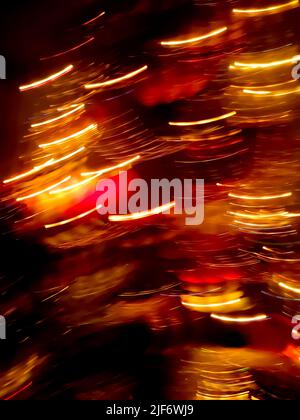 Les rayons lumineux au néon clignotent et s'allument en noir. Traînées claires couleur électrique sur fond noir. Banque D'Images