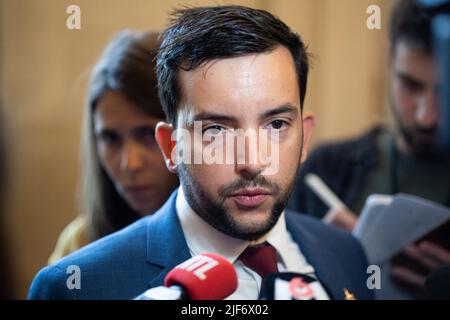 Paris, France, 30 juin 2022. Le député RN Jean-Philippe Tanguy s'adresse aux journalistes dans la salle des quatre colonnes de l'Assemblée nationale à Paris, France, 30 juin 2022. Photo de Raphael Lafargue/ABACAPRESS.COM Banque D'Images