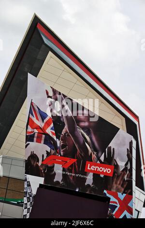Circuit atmosphère - Wing building - marque Lenovo podium. Grand Prix de Grande-Bretagne, jeudi 30th juin 2022. Silverstone, Angleterre. Crédit : James Moy/Alay Live News Banque D'Images