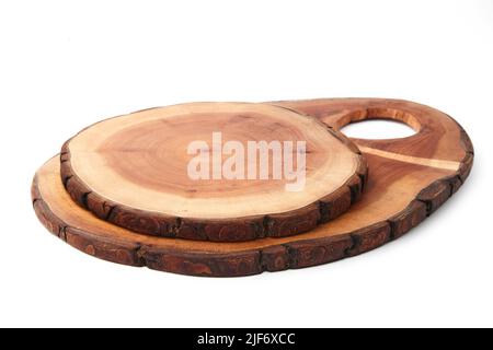 Support en bois pour l'affichage d'un produit sur fond blanc. Tronc d'arbre découpé en scie pour la présentation du produit Banque D'Images