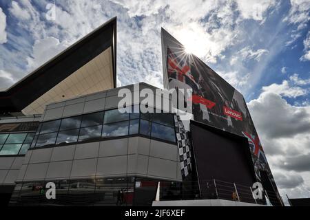 Circuit atmosphère - bâtiment de l'aile. Grand Prix de Grande-Bretagne, jeudi 30th juin 2022. Silverstone, Angleterre. Crédit : James Moy/Alay Live News Banque D'Images