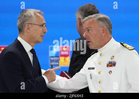 Madrid, Espagne. 30th juin 2022. Le Secrétaire général de l'OTAN, M. Jens Stoltenberg, s'entretient avec le président du Comité militaire, l'amiral Rob Bauer, lors d'une réunion des chefs d'État et de gouvernement de l'OTAN le dernier jour d'un sommet de l'OTAN à Madrid, en Espagne, jeudi, à 30 juin 2022. Photo de Paul Hanna/UPI crédit: UPI/Alay Live News Banque D'Images