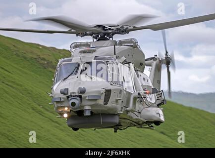 Royal Netherlands Navy NH-90 entraînement de vol de bas niveau en hélicoptère dans le Mach Loop Banque D'Images