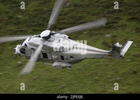 Royal Netherlands Navy NH-90 entraînement de vol de bas niveau en hélicoptère dans le Mach Loop Banque D'Images