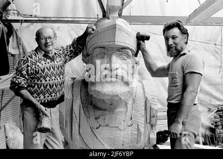 Norman Gaches,Jack Whitehead,bois,sculpteurs,HMS,Warrior, figurehead, Isle of Wight, Angleterre,UK,il a été monté sur le navire le 6 février 1985 Banque D'Images