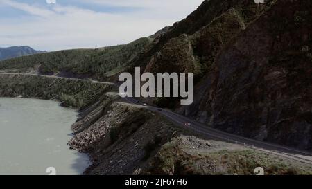 Voitures de circulation sur la route de Chuya entre les montagnes et le fleuve Katun à Altai, Sibérie, Russie. Magnifique paysage de nature d'été pendant la journée. A Banque D'Images