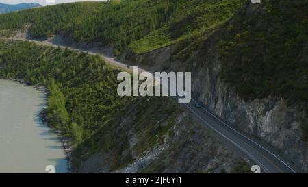 Voitures de circulation sur la route de Chuya entre les montagnes et le fleuve Katun à Altai, Sibérie, Russie. Magnifique paysage de nature d'été pendant la journée. A Banque D'Images