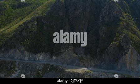 Montagne vallée de l'Altaï avec des voitures de circulation sur l'autoroute de Chuya, Sibérie, Russie. Magnifique paysage de nature d'été pendant la journée. Vue aérienne depuis un Banque D'Images