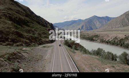 Montagne vallée de l'Altaï avec des voitures de circulation sur l'autoroute Chuya et le fleuve Katun, Sibérie, Russie. Magnifique paysage de nature d'été pendant la journée. AE Banque D'Images