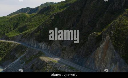 Montagne vallée de l'Altaï avec des voitures de circulation sur l'autoroute de Chuya, Sibérie, Russie. Magnifique paysage de nature d'été pendant la journée. Vue aérienne depuis un Banque D'Images