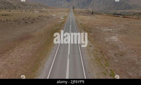 Route de Chuya avec des voitures de circulation et des montagnes dans la vallée de l'Altaï, Sibérie, Russie. Magnifique paysage de nature d'été pendant la journée. Vue aérienne fr Banque D'Images