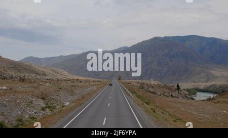 Route de Chuya avec des voitures de circulation et des montagnes dans la vallée de l'Altaï, Sibérie, Russie. Magnifique paysage de nature d'été pendant la journée. Vue aérienne fr Banque D'Images