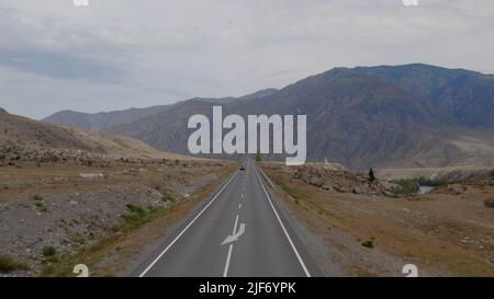 Route de Chuya avec des voitures de circulation et des montagnes dans la vallée de l'Altaï, Sibérie, Russie. Magnifique paysage de nature d'été pendant la journée. Vue aérienne fr Banque D'Images