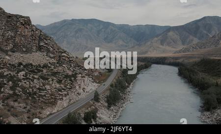 Montagnes et route de Chuya en Altaï, Sibérie, Russie. Magnifique paysage de nature d'été pendant la journée. Vue aérienne d'un drone Banque D'Images