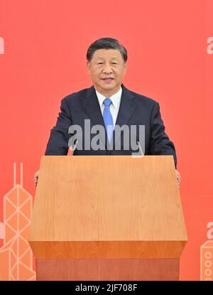 (220630) -- HONG KONG, 30 juin 2022 (Xinhua) -- le président chinois Xi Jinping félicite les compatriotes de Hong Kong et exprime ses meilleurs voeux à l'occasion du 25th anniversaire du retour de Hong Kong à la mère patrie à son arrivée à Hong Kong, dans le sud de la Chine, au 30 juin 2022. Xi, également secrétaire général du Comité central du Parti communiste de Chine et président de la Commission militaire centrale, est arrivé à Hong Kong en train jeudi après-midi. Xi assistera à une réunion célébrant le 25th anniversaire du retour de Hong Kong à la mère patrie et la cérémonie inaugurale de Banque D'Images