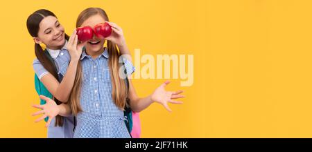 Fruit pour le visage fruité. Des amis heureux s'amusent avec des pommes. Fruit vous rend magnifique. Bannière de l'élève de la jeune fille. Portrait de l'élève de l'école Banque D'Images